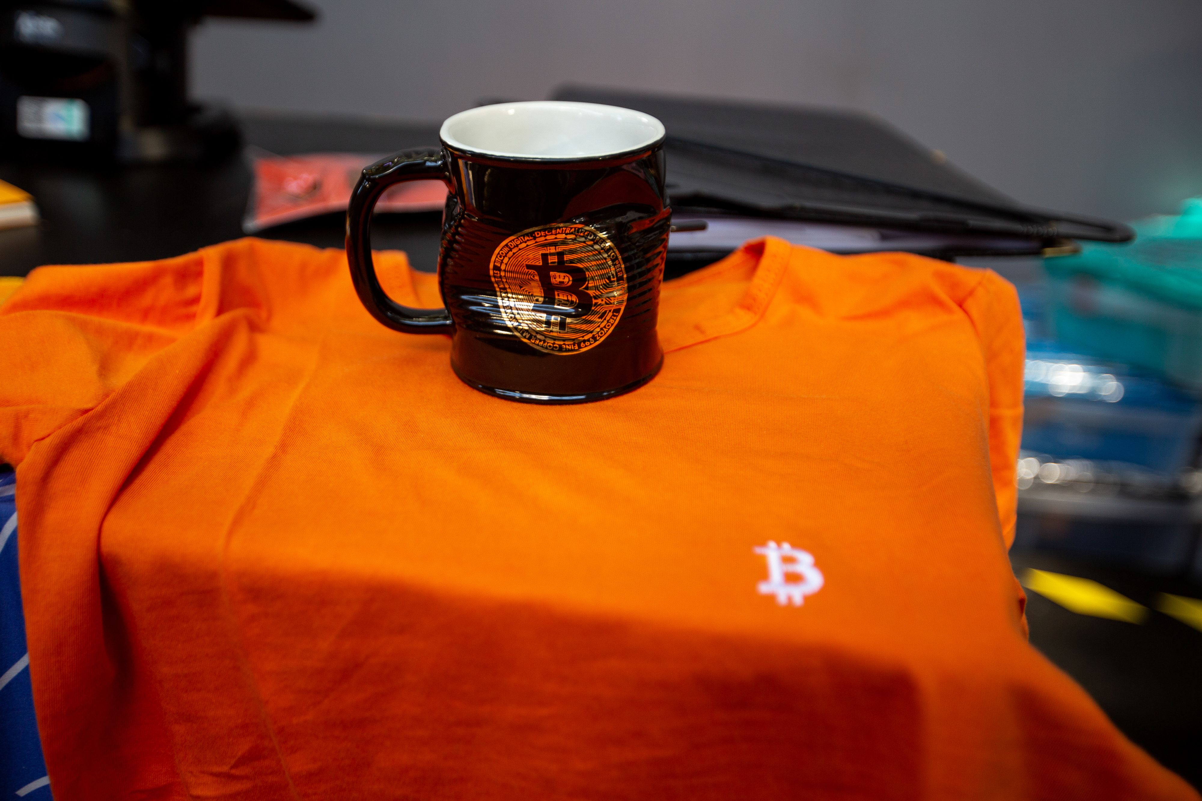 Caneca e blusa do Bitcoin